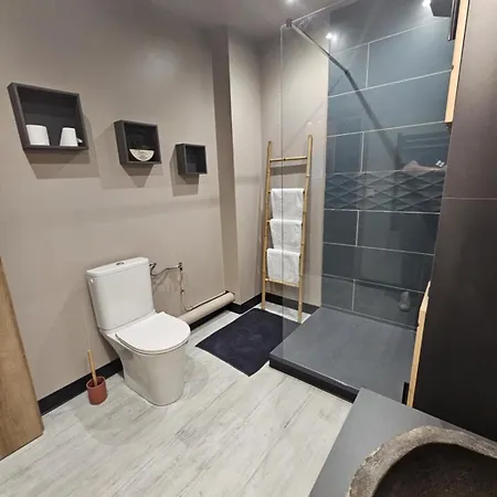 Blackwood Apartment *